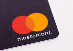 Mastercard Logo auf einer Kreditkarte mit weißem Hintergrund
