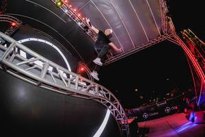 MC Bien springt von der Bühne an Dinagyang Music Festival auf den Philippinen