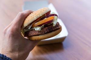 McDonalds Essen für veganer mit dem Big Vegan TS Burger im Sesambrötchen, mit Sojabratling, Salat und fruchtigen Tomaten, ohne Fleisch