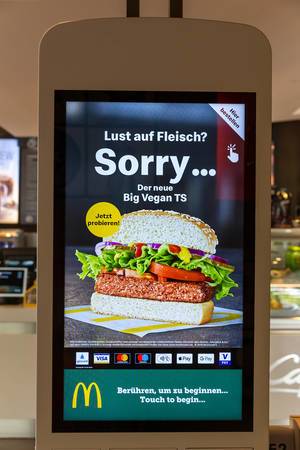 McDonalds schaltet Werbung für den neuen, fleischlosen Big Vegan TS Burger am Bestellautomat