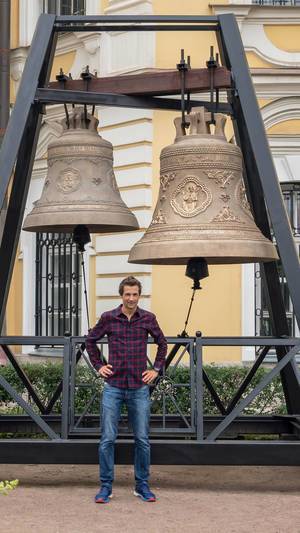 Me in front of two huge bells at Vladimirskaya Church in Saint Petersburg