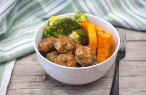 Meatballs in gravy with broccoli and sweet potatoes