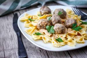 Meatballs with Pasta and Gravy