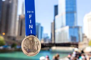 Medaille von dem Chicago Marathon am 13.10.2019 mit dem Trump Tower und dem Chicago River im Hintergrund
