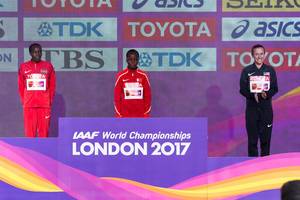 Medaillenvergabe (Marathon Finale Frauen) bei den IAAF Leichtathletik-Weltmeisterschaften 2017 in London