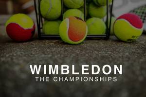 Mehrfarbige Tennisbälle & der Text "Wimbledon The Championships" - Wimbledon Meisterschaft im Tennis - die jährliche Sportveranstaltung in London