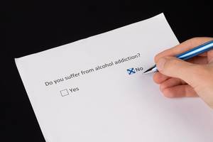 Men answering NO to the question if he suffer form alcohol addiction