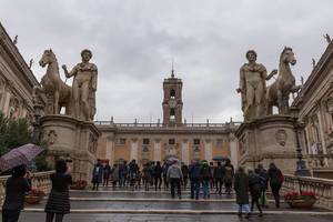 Menschen betreten den Eingang zu den Kapitolinische Museen in Rom
