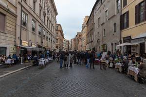 Menschen in einer Gasse in Rom