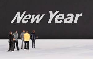 Menschen stehen vor dem Text "New Year / Neues Jahr"