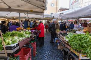 Menschen stöbern durch die Stände eines Marktes in Rom