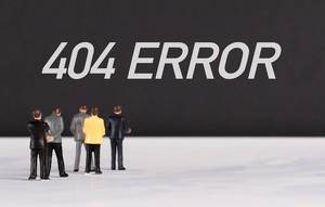 Menschenfiguren stehen vor einer schwarzen Wand mit  "404 Error" als Text