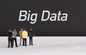 Menschenfiguren stehen vor einer schwarzen Wand mit  "Big Data" als Text