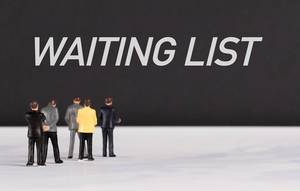 Menschenfiguren stehen vor einer Wand mit  "Waiting List" als Text