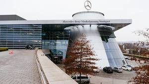 Mercedes-Benz modern showroom / Mercedes-Benz moderner Showroom