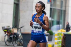 Meskerem Assefa aus Äthiopien beim Frankfurter Marathon auf der Strecke wird dritte
