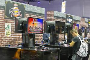 Messebesucher der Gamescom testen das Videospiel Dragonball  FighterZ