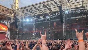 Metalfans beim Metallica-Konzert im RheinEnergie Stadion in Köln, zeigen die Mano Cornuta