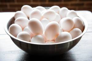 Metallschüssel mit Eiern