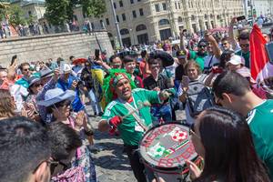 Mexikanische Fußball-Fans versammelt um einen Trommler
