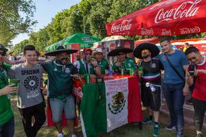 Mexikanische Fußballfans posieren für Fotos