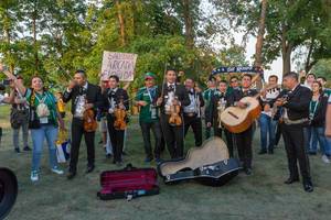 Mexikanische Fußballfans spielen Musik