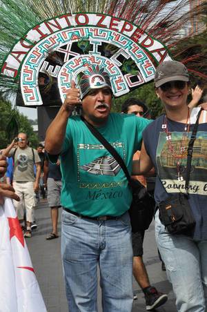 Mexikanischer Mann mit aztekischem Kopfschmuck bei den London Olympics 2012