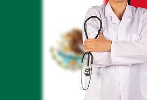 Mexikanisches Gesundheitssystem symbolisiert durch die Nationalflagge und eine Ärztin mit Stethoskop in der Hand