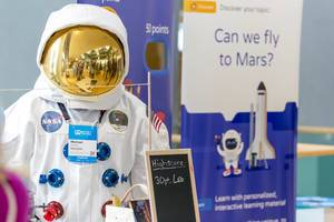 Michael Uhmeier dressed as Astronaut presents Startup Mirabilo learning software for project-based learning methods