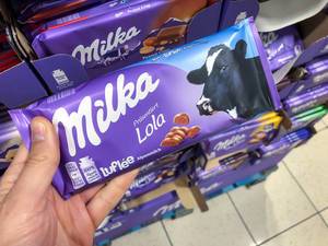 Milka Schokolade-Tafel mit einem Kuh namens Lola für die Kampagne „Entdecke die echten Kühe von Milka“