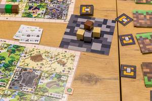 Minecraft Brettspiel auf einem Holztisch ausgebreitet