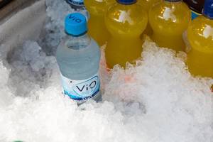 Mineralwasser- und Saftflaschen im Eis