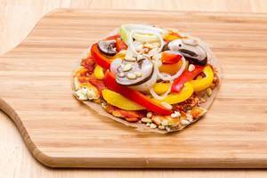 Mini-Pizza nach Paelo-Rezept mit Kokosmehl, Gemüse und Pinienkernen