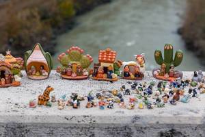 Miniatur-Figuren auf einem Vorsprung an einem Fluss in Rom