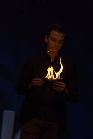 Misdirex Magic aka Jochem Borgman führt einen Zaubertrick vor - TEDxVenlo 2017