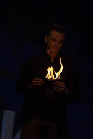 Misdirex Magic aka Jochem Borgman und die brennende Brieftasche - TEDxVenlo 2017