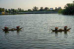 Mit Blumen dekorierte Boote aus Holz auf Crescent Lake in Ho Chi Minh City im Süden Vietnams