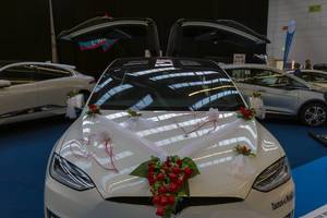 Mit Blumen geschmücktes Hochzeitsauto: Tesla Model X P90DL