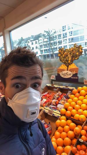 Mit FFP3-Mundschutz in Corona-Zeiten einkaufen gehen: Orangen als Vitamin-C-Quelle kaufen