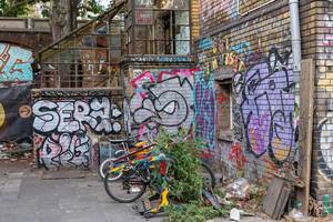 Mit Graffiti besprühte alte Gebäude in Berlin