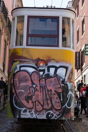 Mit Graffiti besprühter Zug Eléctrico 28 in Lissabon, Portugal