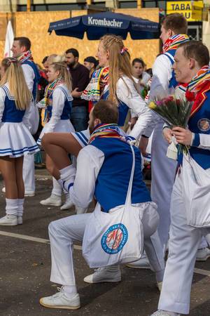 Mitglieder des Tanzkorps KG Mullemer Junge beim Rosenmontagszug - Kölner Karneval 2018