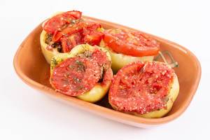 Mittagessen: Gefüllte Paprika mit Hackfleisch und Gemüse, in einer Auflaufform