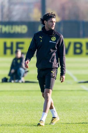 Mittelfeldspieler Mahmoud Dahoud in schwarz-gelben Trainingsklamotten auf dem Platz
