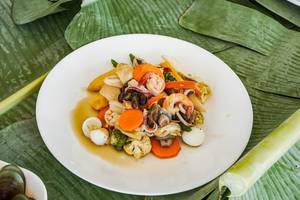 Mixed seafood dish on banana leaves (Flip 2019)