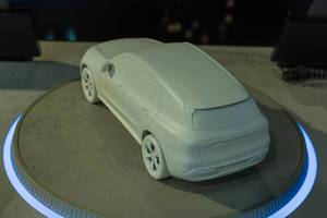 Modellauto Mercedes EQV 400 auf beleuchtete Ausstellungsplattform