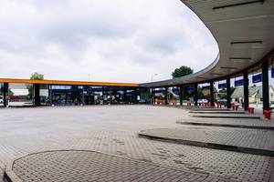 Modern bus station in Eastern Europe small town / Moderne Busbahnhof in Osteuropa Kleinstadt