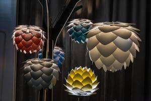 Moderne Designerlampen von Umage aus Aluminiumplatten erinnern an Lotusblüte