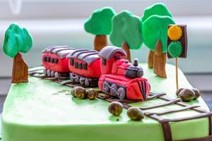Motivtorte: Kindergeburtstagstorte mit roter Lokomotive und Zuggleisen