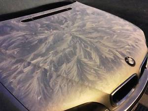 Motorhaube BMW mit Eiskristallen
